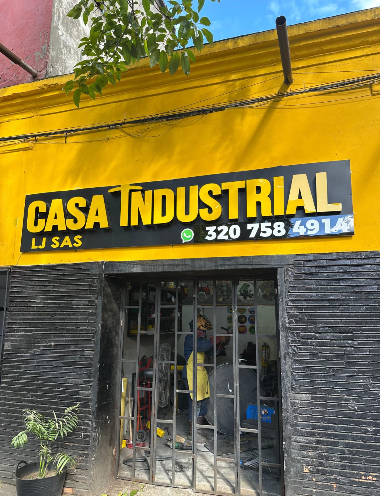 Fachada Casa Industrial LJ SAS